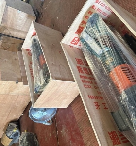 2臺(tái) DG46-50*12耐磨多級(jí)離心泵配132KW電機(jī)和 3臺(tái)3N6*2臥式冷凝泵配18.5KW電機(jī)，木箱包裝